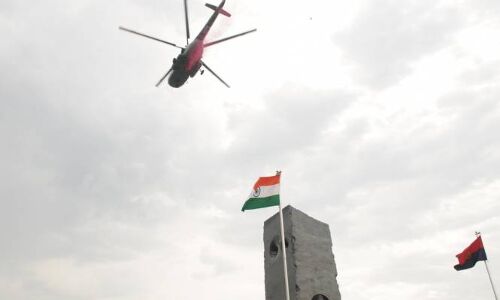 प्रधानमंत्री ने कोरोना सेनानियों को सलाम किया, वायुसेना के हेलीकॉप्टरों ने बरसाए फूल