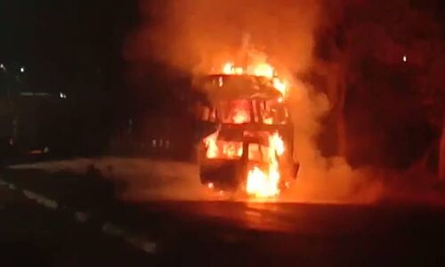 अभी-अभी : उन्नाव में दर्दनाक सड़क हादसा, 7 लोगों की जिंदा जलकर मौत