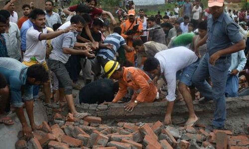 गाजियाबाद में निर्माणाधीन इमारत गिरने से 1 की मौत, कई गंभीर रूप से घायल