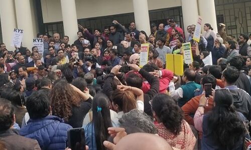 4,500 एड हॉक टीचर्स को जबरन गेस्ट टीचर बना रहा दिल्ली विश्वविद्यालय प्रशासन, DUTA ने वाइस चांसलर के ऑफिस का किया घेराव