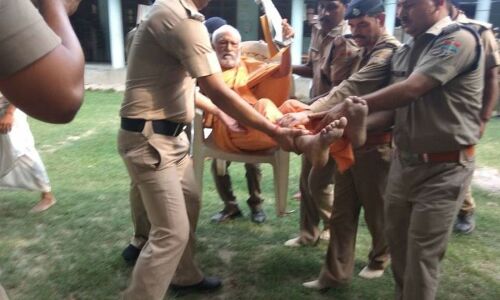 सामाजिक उत्थान चाहने वाले साधु-संन्यासी हिंदुत्ववादियों की आंखों में गड़ते क्यों हैं