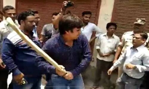 भाजपा विधायक पर बैट कांड पड़ा भारी, पार्टी ने दिया नोटिस तो  जर्जर भवन भी हुआ ध्वस्त