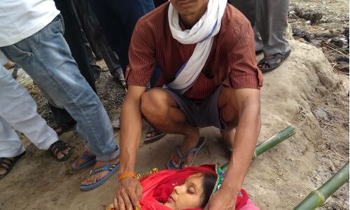 हर अस्पताल ने दरवाजे बंद कर लिए और वो बीवी-बच्चे को फूंक घर आ गया