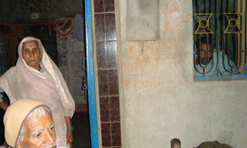 शर्म के मारे बेटे-बहू गांव नहीं आना चाहते