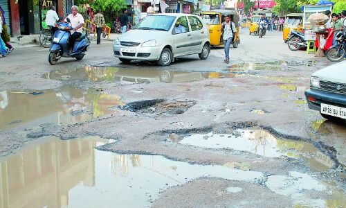 आतंकी हमलों से ज्यादा लोग सड़कों के गड्ढों से मारे जा रहे : सुप्रीम कोर्ट