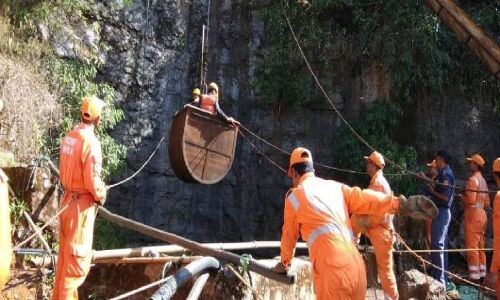 कोयला खान में फंसे 15 मजदूर किस हाल में हैं, न सरकार जानना चाहती है न मीडिया