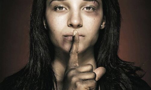 विधवा महिला कर रही थी पराये पुरुष से बात तो रिश्तेदारों ने बुरी तरह पीटा, गंभीर हालत में अस्पताल में भर्ती