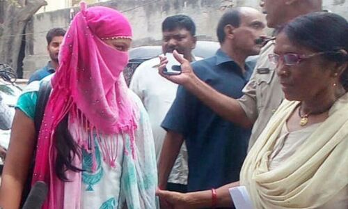 बीएचयू में अब छात्रा को क्लास में घुसकर मारा, बाल पकड़कर घसीटा और छीना मोबाइल