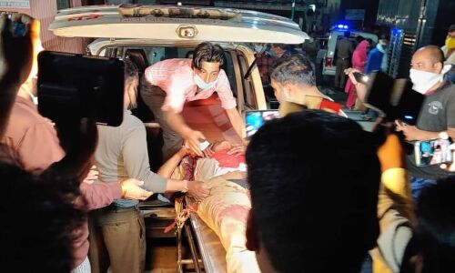 सोशल-डिस्टेंसिंग और लॉकडाउन कराने गए पुलिसवालों को भीड़ ने बुरी तरह पीटा, दारोगा की हालत गंभीर