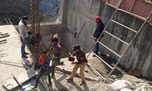 कानून की धज्जियां उड़ा हल्द्वानी डीएम कार्यालय के पास हो रहे बेसमेंट निर्माणस्थल पर हादसा