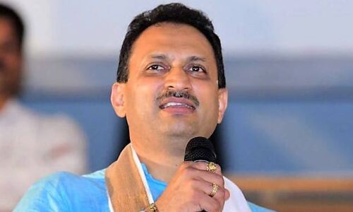 मोदी के पूर्व केंद्रीय मंत्री अनंत कुमार हेगड़े ने कहा, भाजपा के 40 करोड़ बचाने के लिए बनाया था फणडवीस को मुख्यमंत्री