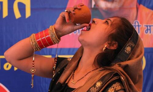 गुजरात में गौमूत्र की बिक्री में आई तेजी, कोरोना से बचने के लिए रोजाना 6,000 लीटर गौमूत्र सेवन कर रहे लोग