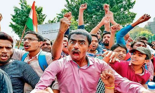 एसएससी छात्र मोदी सरकार से लगा रहे थे न्याय की गुहार, मंत्रीगण गा रहे थे होली के फाग