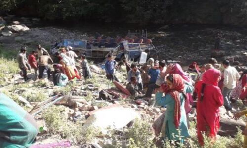 जम्मू-कश्मीर के किश्तवाड़ में मिनी बस गिरी गहरी खाई में, 25 यात्रियों की मौत