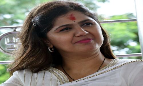 पंकजा मुंडे भाजपा छोड़ शिवसेना में हो सकती हैं शामिल, ट्वीटर बायो से हटाया पार्टी का नाम