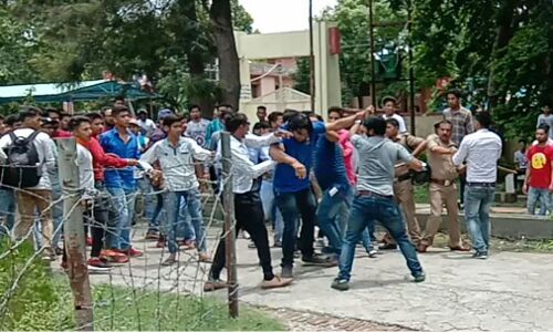 उत्तराखण्ड में एबीवीपी कार्यकर्ताओं ने राजकीय महाविद्यालय में एडमिशन लेने आये छात्रों को पुलिस के सामने पीटा