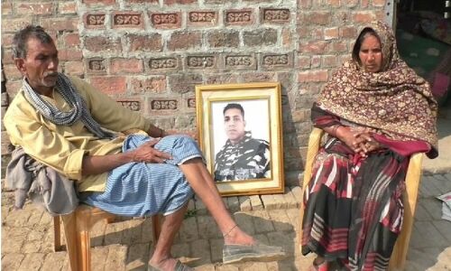 पुलवामा हमले की बरसी : मोदी सरकार में दूध बेचकर जीने को मजबूर शहीद जवान का पिता पुलवामा हमले की बरसी : मोदी सरकार में दूध बेचकर जीने को मजबूर शहीद जवान का पिता