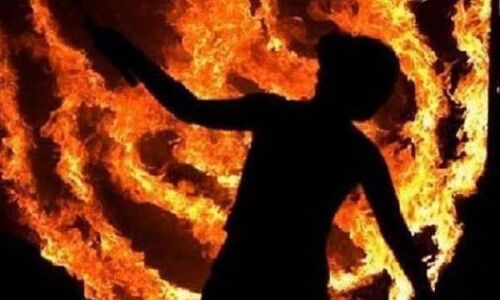 UP : पत्नी ने जुआ खेलने के लिए पैसे देने से मना किया तो शख्स ने बेटियों के सामने महिला को किया आग के हवाले