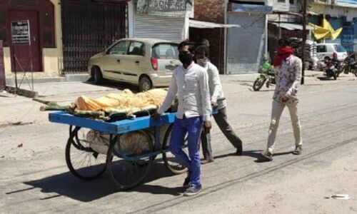 अंतिम संस्कार के लिए ठेले पर ले गया पिता का शव, लॉकडाउन के चलते बेटे को नहीं मिला कोई वाहन अंतिम संस्कार के लिए ठेले पर ले गया पिता का शव, लॉकडाउन के चलते बेटे को नहीं मिला कोई वाहन