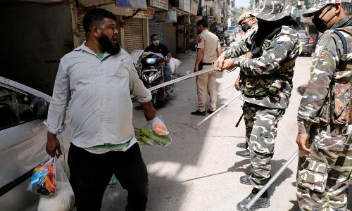 लॉकडाउन से हुई पुलिसवालों की अवैध वसूली बंद, अब राहगीरों पर बरस रहे डंडे