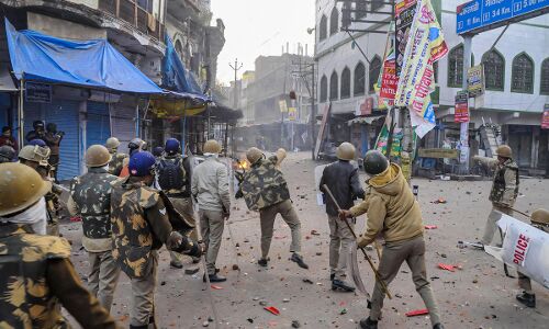 CAA : मुजफ्फरनगर में 53 लोगों से 23 लाख रुपये वसूलेगी योगी सरकार, 50 लोगों को जारी किया नोटिस CAA : मुजफ्फरनगर में 53 लोगों से 23 लाख रुपये वसूलेगी योगी सरकार, 50 लोगों को जारी किया नोटिस