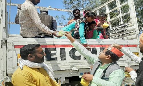 लॉकडाउन में फंसे गरीबों से यूपी सरकार के किराया वसूली पर सवाल उठाने वाले सपा नेता पर मुकदमा दर्ज