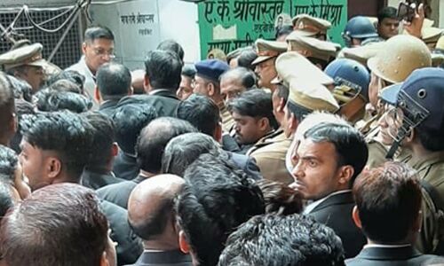 ब्रेकिंग : लखनऊ की वजीरगंज कचहरी में देसी बम से हमला, कई वकीलों के घायल होने की खबर ब्रेकिंग : लखनऊ की वजीरगंज कचहरी में देसी बम से हमला, कई वकीलों के घायल होने की खबर