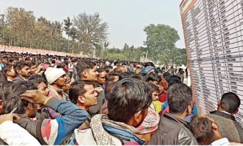 योगी के गोरखपुर में बेरोजगारों के साथ भद्दा मज़ाक, सिर्फ 7 हजार की नौकरी के लिए जाना होगा घर से 950 किलोमीटर दूर योगी के गोरखपुर में बेरोजगारों के साथ भद्दा मज़ाक, सिर्फ 7 हजार की नौकरी के लिए जाना होगा घर से 950 किलोमीटर दूर