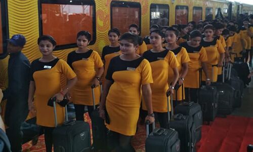 देश की पहली प्राइवेट ट्रेन तेजस ने 20 लोगों को नौकरी से निकाला, 18 घंटे करवाते थे काम, छेड़खानी की शिकायत पर लड़कियों से सबूत मांगते थे अधिकारी