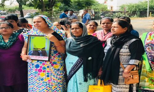 गुजरात में ब्लैकमेल और धमकी देकर डिप्टी तहसीलदार का बेटा कर रहा था नाबालिग का रेप तो तंग आकर की आत्महत्या, 1 महीने बाद भी नहीं हुई आरोपी की गिरफ्तारी