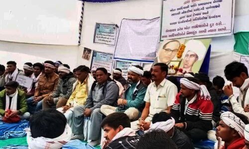 फर्जी प्रमाण पत्र जारी करने के खिलाफ 20 दिनों से धरने पर हैं गुजरात के आदिवासी