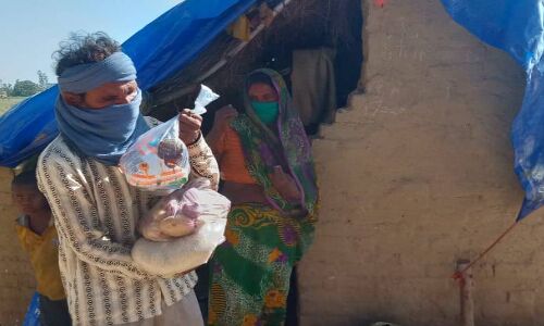 कोरोना से हुए लॉकडाउन में पीपुल्स अलायंस आया मदद को आगे, झुग्गियों में किया खाद्यान्न और मास्क वितरण