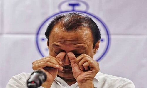 फ्लोर टेस्ट से पहले ही अजीत पवार ने दिया डिप्टी सीएम पद से इस्तीफा, फडणवीस ने भी किया इस्तीफे का ऐलान