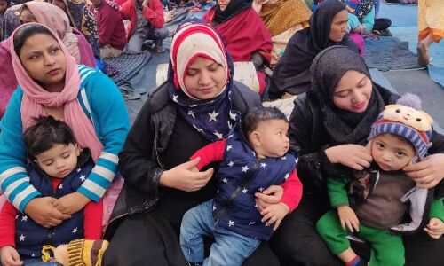 शाहीनबाग में 4 माह के बच्चे की मौत पर सुप्रीम कोर्ट हुआ सख्त, पूछा क्या 4 माह का बच्चा खुद जाता है प्रदर्शन में शाहीनबाग में 4 माह के बच्चे की मौत पर सुप्रीम कोर्ट हुआ सख्त, पूछा क्या 4 माह का बच्चा खुद जाता है प्रदर्शन में