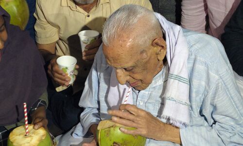 101 वर्षीय स्वतंत्रता सेनानी एचएस डोरस्वामी ने CAA-NRC के खिलाफ किया अनशन