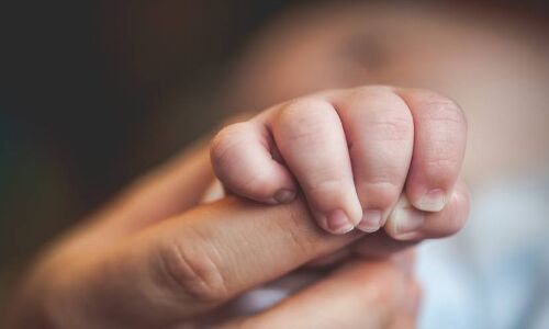 70 साल की महिला ने दिया बेटे को जन्म, शादी के 54 साल बाद मिला संतान सुख