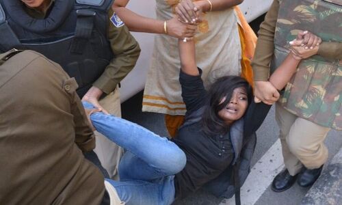 जेएनयू में फीस का उतना भी खर्च नहीं जितना लगता है नेताओं का एक दूसरे को गुलदस्ता देने में