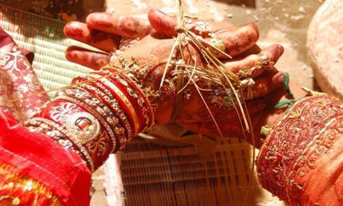 अनाथ लड़की ने दूसरे धर्म के युवक से की शादी तो रिश्तेदारों ने पहले बुरी तरह पीटा, फिर सिर मुंडवा गांव में घुमाया अनाथ लड़की ने दूसरे धर्म के युवक से की शादी तो रिश्तेदारों ने पहले बुरी तरह पीटा, फिर सिर मुंडवा गांव में घुमाया