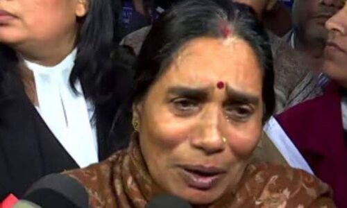 निर्भया की मां बोली, मेरी बेटी के गैंगरेप-हत्या के दोषियों का डेथ वारंट जारी न कर कोर्ट कर रहा अन्याय
