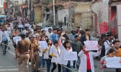 गढ़वाल विश्वविद्यालय के छात्रों के आगे झुकी​ त्रिवेंद्र सरकार, मगर 50 दिन से अनशनरत आयुर्वेद छात्रों पर क्यों नहीं दे रही ध्यान