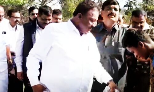 तमिलनाडु के वन मंत्री ने मंदिर में प्रवेश करने के लिए आदिवासी बच्चे से उतरवाए अपने जूते