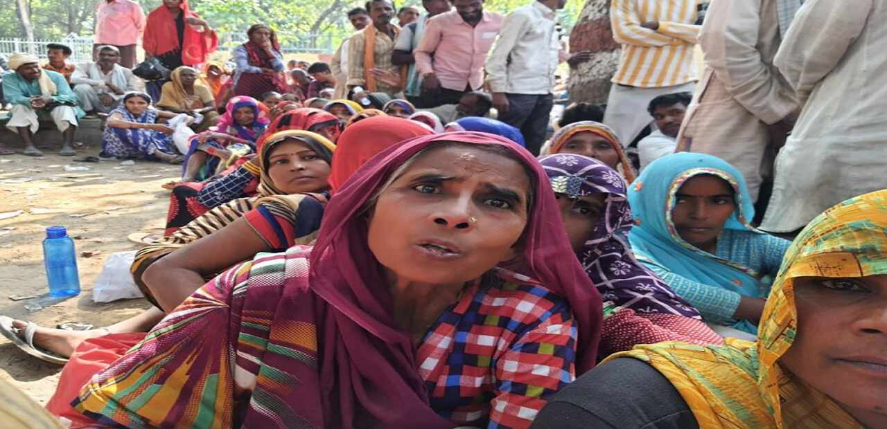 Uttar Pradesh News : महोबा में बुखार से तड़पती महिला को 7 दिन बाद भी नहीं मिली खाद, कैसे होगी खेती?