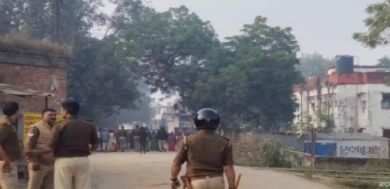 Uttar Pradesh Crime News : चंदौली में खूनी संघर्ष, युवक की लाठियों से पीटकर नृशंस हत्या, गुस्साए ग्रामीणों ने पुलिस को नहीं जाने दिया लाश के पास