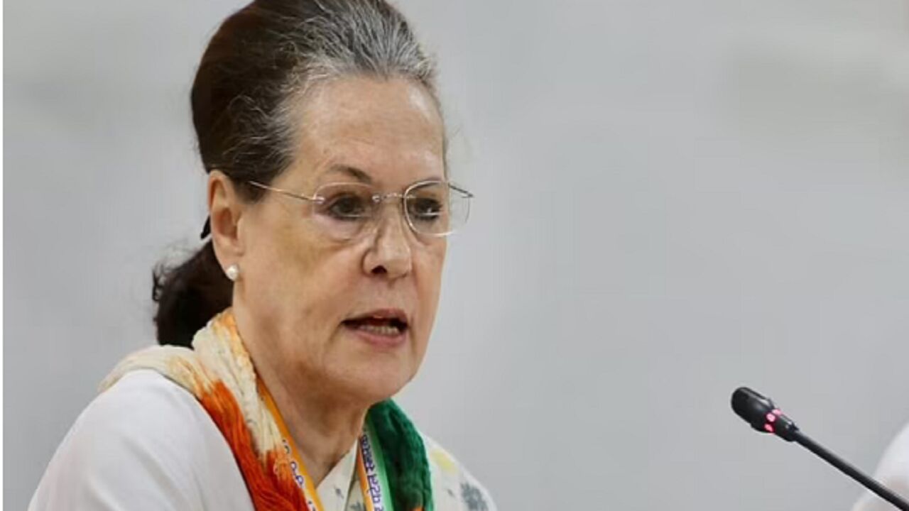 बागियों पर सोनिया गांधी का हमला, पार्टी नेताओं को पढ़ाया एकता और अनुशासन का पाठ, किया आगाह