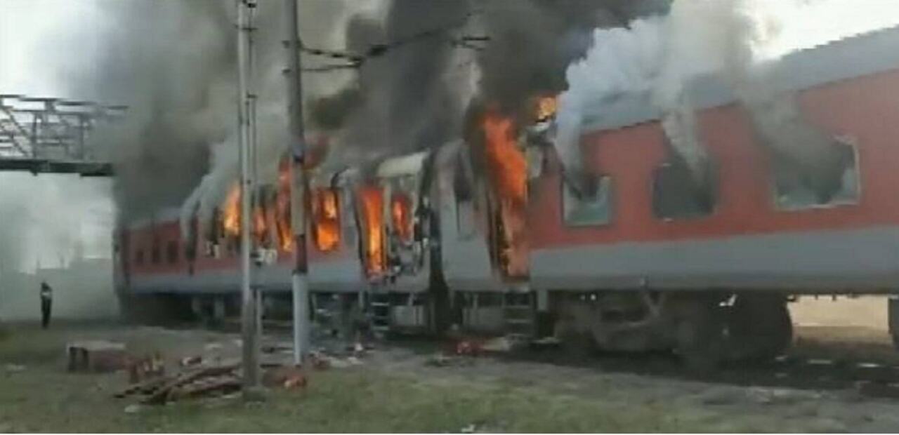Burning Train : पंजाब से छत्तीसगढ़ के दुर्ग जा रही ट्रेन की 2 बोगियां धू-धूकर जली, मची अफरातफरी, भीषण हादसे का अंदेशा