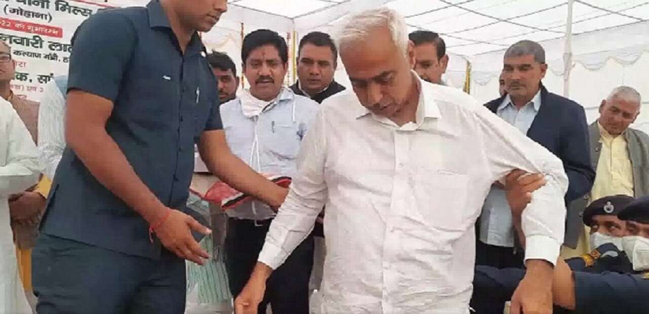 Haryana : गोहाना में एक किसान ने भाजपा सरकार के मंत्री बनवारी लाल के हाथों पुरस्कार लेने से किया इंकार, कहा - ऐसा करना शहीद किसानों का अपमान होगा