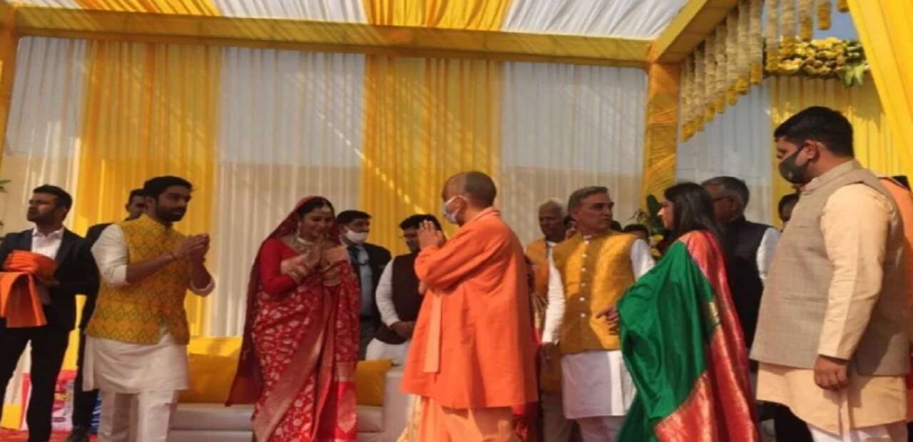 राकेश टिकैत और जयंत चौधरी के गढ़ में पहुंचे योगी आदित्यनाथ, जानें हाथ जोड़कर किसे दिया आशीर्वाद