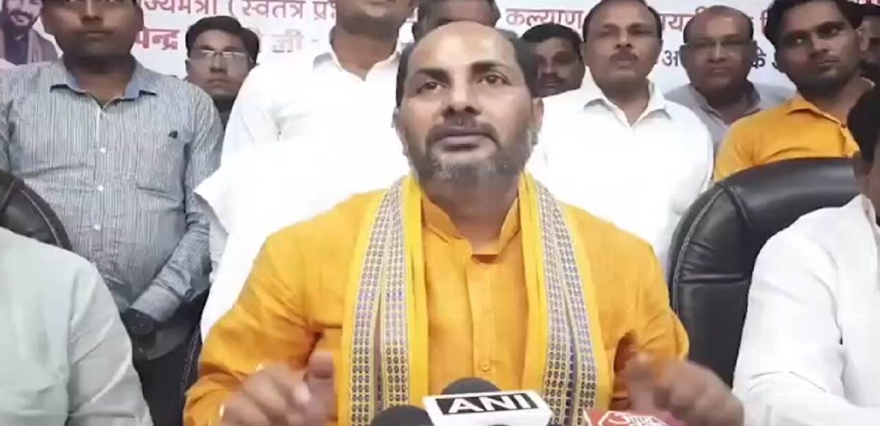 यूपी : योगी के खेल मंत्री उपेंद्र तिवारी ने तो हद कर दी, पीएम मोदी को बताया साक्षात भगवान का दूसरा रूप