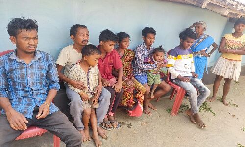 मानसिक अस्वस्थ संथाल आदिवासी महिला को डायन ठहराने का आरोप, सैकड़ों ग्रामीणों की उपस्थित में परिजनों के साथ दी सजा