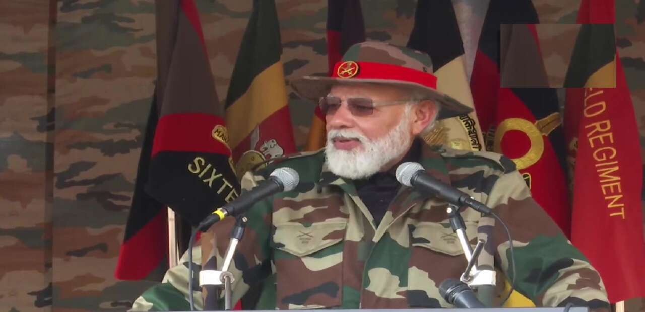 Happy Diwali: नौशेरा में जवानों संग दिवाली मना रहे हैं पीएम मोदी, शहीदों को दी श्रद्धांजलि